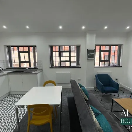 2 Bed Townhouse - Sleeps 5 - Parking - Wifi-3