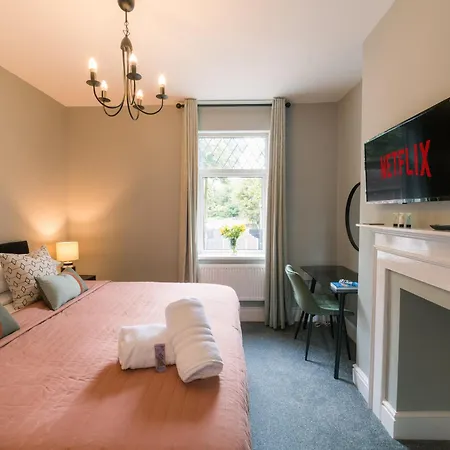 Boutique, Modern For Families, Contractors, Fast Wifi, Free Netflix-3